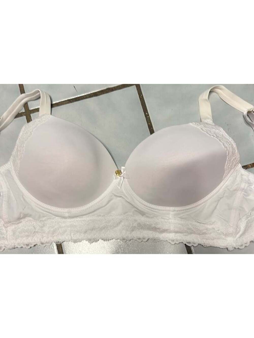 Daisy Fuentes Bra size 38 C